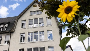 Über 100 Jahre alt: Den Altbau des Büel-Schulhauses in Niederurnen will die Gemeinde energetisch sanieren.