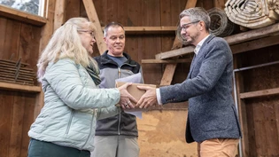 Barbara Vögeli und Ruedi Rhyner überreichen Landammann Benjamin Mühlemann die 3228 Unterschriften.