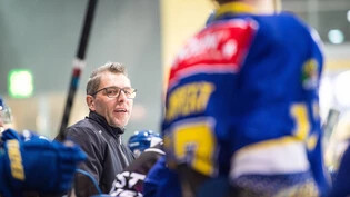 Zufrieden: Arosa-Trainer Rolf Schrepfer steht mit seiner Mannschaft an der Tabellenspitze.