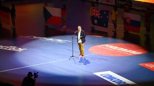 Im Mittelpunkt: Daniel Bareiss, Zentralpräsident von Swiss Unihockey, eröffnet die Unihockey-WM. Bild Fabian Trees / Swiss Unihockey