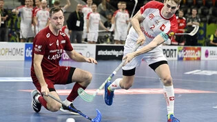 Enges Duell: Nicola Bischofberger von der Schweizer Unihockey-Nationalmannschaft setzt sich gegen Lettland im WM-Viertelfinal durch.