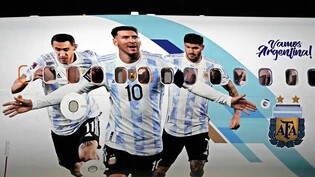 Messi überall: Das Bild des Superstars ziert gar das Flugzeug, das die argentinische Mannschaft nach Katar flog. 