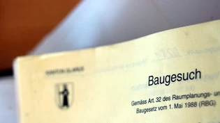 Das Bearbeiten der Baugesuche im Kanton Glarus soll vereinfacht und beschleunigt werden.