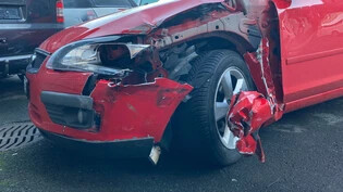 Beim Unfall auf der Buchholzstrasse in Glarus erlitten die beiden involvierten Autos einen Totalschaden – verletzt wurde niemand.