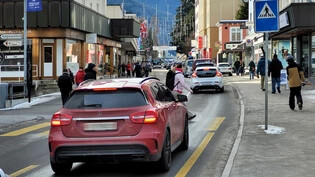 Parkleitsystem soll zu weniger Suchverkehr führen: Auf der Davoser Promenade gerät der Autoverkehr vor allem während der Festtage über Weihnachten und Neujahr regelmässig ins Stocken.