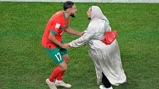 Ausgelassene Freude: Marokkos Sofiane Boufal bittet nach dem Triumph im Viertelfinal seine Mutter zum Freudentanz. 