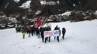 Auf dem Weg nach Davos: An der gegen das WEF gerichteten Winterwanderung nahmen rund 300 Personen teil.