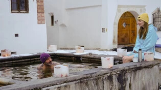 «Il Bügl Public»: ein beheiztes Brunnenbad bei winterlichen Temperaturen.