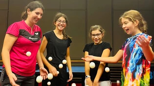 Lernen von einer früheren Nummer 74 der Welt: Alex Galic führt die Mädchen in ihrem Schnupperkus in Rapperswil-Jona mit Spass ans Tischtennis heran.