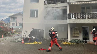 Die Brandursache ist noch ungeklärt: Rund 30 Personen rücken stehen beim Brand in Näfels im Einsatz. 
