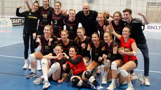 So sehen Siegerinnen aus: Die Volleyballerinnen von Glaronia feiern den Aufstieg