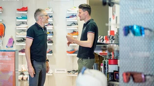 Keine Viertagewoche in Bonaduz: Norbert Bieler, Geschäftsinhaber von Bieler Sport, bespricht mit seinem Sohn und Mitarbeiter Livio Bieler die neuen Arbeitsmodelle.