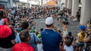 Gebanntes Publikum: Magierin Billy Kidd begeistert am achten Buskers-Festival in Chur mit ihren Zaubertricks.