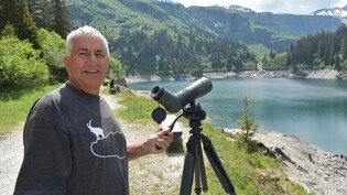 Wildtiere beobachten: Der pensionierte Förster Heinz Brühwiler hält mit dem Fernrohr nach Wildtieren rund um den Stausee Garichti Ausschau. 