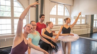 Proben für «Dornröschen»: Filipe Portugal kontrolliert in der Tanzschule Balleo in Chur Haltung, Sprünge und Schritte der Schülerinnen. 