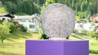 Draussen anzutreffen: Eine Skulptur von Ernesto Neto ist Teil der Ausstellung «Über natürliche Kräfte» der Gallaria Cularta in Laax. 