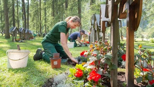 Liebt ihren Job: Riccarda Bianchi, Leiterin Friedhöfe der Gemeinde Davos, hegt und pflegt die Gräber auf dem Davoser Waldfriedhof.