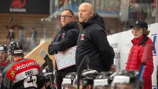 Brüderduo an der Bande: Reto (links) und Jan von Arx sind seit 2021 das Trainergespann beim EHC Chur.