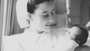 Wer kennt sie? Dieses Bild einer jungen Hebamme stammt aus dem Archiv cultural Tujetsch – der Name der Geburtshelferin ist unbekannt; auf der Rückseite der Fotografie heisst es lediglich «Erinnerung an unsere Hebammenprüfung vom 5. November 1952».