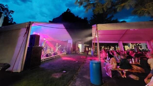 Sommer unter dem Glarner Himmel: Auch 2023 bietet die Sommerbühne im Volksgarten vielseitige Musik wie im Bild von 2022.