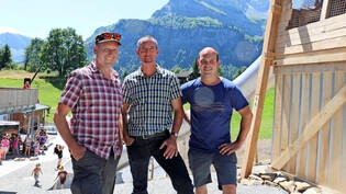 Drei der vier Gründungsmitglieder: Stephan Kobler (von links), Reto Glaner und Matthias Kobler vom Verein Braunwald aufwärts freuen sich an der Einweihung des fertigen Spielplatzes.
