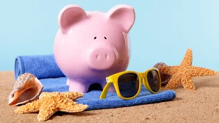 Ohne Sorgen am Strand relaxen: Mit unserem Budgetplan wird die Ferienplanung zum Klacks.