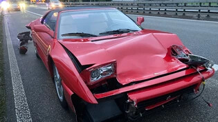Dreht sich um die eigene Achse: Beim Unfall auf der Autobahn in Niederurnen wird niemand verletzt.