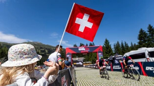 Schweizer Fan: Dieses Mädchen hält im Zielraum von Lenzerheide die Schweizer Flagge hoch.