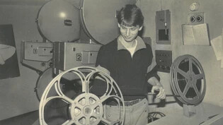 Als «Filmriss» noch wörtlich zu verstehen war: Kinooperateur Rolf Kundert schaut im Projektorraum des Kinos in Schwanden zum Rechten.