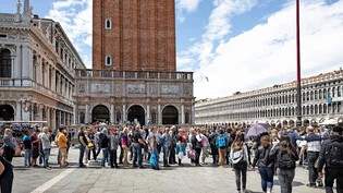 Rappelvoll: Touristen stehen auf dem Markusplatz im norditalienischen Venedig Schlange, um den Markusdom zu besichtigen.
 