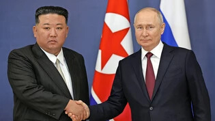 In Russlands Fernem Osten: Nordkoreas Diktator Kim Jong Un (links) und Russlands Präsident Wladimir Putin reichen sich die Hand.