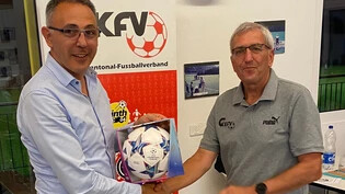 Doch noch etwas Positives: Der Präsident des Glarner kantonalen Fussballverbandes, Hanspeter Blunschi (rechts), überreicht Manuel Lorente vom FC Glarus den Aufstiegsball für den Sprung von der 5. in die 4. Liga.