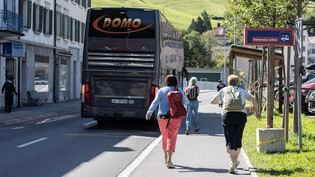 Man muss sich sputen: Der Fahrplan mit den Ersatzbussen ist in Glarus Süd straff, nun haben die SBB das Konzept aber leicht angepasst.