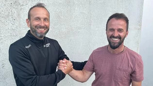 Auf eine gute Zusammenarbeit: Der neue Linth-Trainer Mario Langer (links) wird von Sportchef Didi Redzepi im Verein willkommen geheissen.