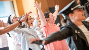 Voller Einsatz: Die Proben zum Musical «What Now, Nuns» finden in der Aula des Schulzentrums in Klosters statt.