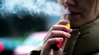 Rauchen: Immer mehr Jugendliche verwenden elektrische Zigaretten, welche auch Vape genannt werden. 