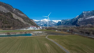 Bisher noch alleine auf weiter Flur: Das Windrad von Calandawind im Churer Rheintal. Bevor in Graubünden weitere folgen, will die SVP klare Regeln für die Abstände zu anderen Liegenschaften. 