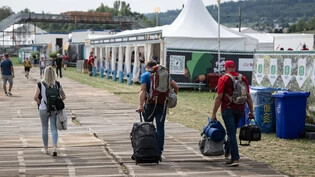 Noch rollen sie mit ihren Koffern nicht an: Am Esaf 2025 in Mollis werden 15’000 Plätze auf dem Camping verfügbar sein. Die Schwingfans auf dem Foto sind auf dem Weg zum Zeltplatz des Eidgenössischen in Pratteln, welches im 2022 stattfand.