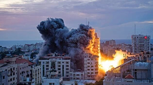 Israel holt zum Gegenschlag aus: Feuer und Rauch steigen am Samstag nach einem israelischen Luftangriff in Gaza-Stadt auf. 