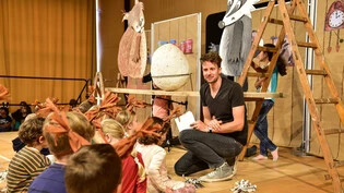 Die Aufführung naht: Benno Muheim von Silberbüx bespricht mit den Flimser Kindern eine der Szenen des Musiktheaters «Hoppla Schorsch».