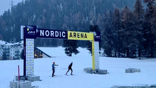 Zwei Läufer sind schon unterwegs: Die Nachtloipe in St. Moritz hat bereits geöffnet.