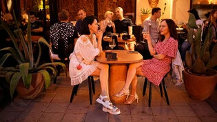 «Gegenstand» der aktuellen öffentlichen Debatte: Zwei junge Frauen sitzen in einem Restaurant in der russischen Hauptstadt Moskau. Nach dem Willen zahlreicher russischer Politiker sollen sie das Gebären von Kindern der eigenen Ausbildung vorziehen.