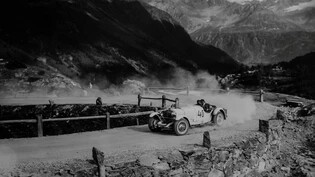 Hinauf auf den Pass: Im Engadin-Press-Archiv findet sich unter anderem dieses Foto eines Autorennens auf der Bernina-Route in den 1930er-Jahren.