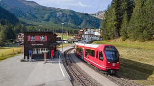 Sowohl Züge wie auch Postautos sind vermehrt im Einsatz: Durch den Fahrplanwechsel im Dezember werden verschiedene Angebote im Kanton Graubünden ausgebaut. 