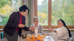Trauercafé: Barbara De Giorgi (links) und Schwester Madlen Büttler (rechts) sind Trauerbegleiterinnen. Sie unterstützen Christa Kaestner (Mitte) bei der Verarbeitung ihrer Trauer. 