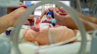 Ungewisse Zukunft: Ob Neugeborene weiterhin im Bündner Kantonsspital behandelt werden können, wird sich erst in den kommenden Monaten zeigen.