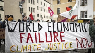 Demos finden wieder statt: Klimaaktivistinnen und -aktivisten protestieren am vergangenen WEF auf dem Davoser Rathausplatz.