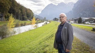 Er gibt nicht auf: René Brandenberger, Präsident der Linth-Escher-Stiftung, aufgenommen im Oktober 2022 auf dem Damm des Escherkanals in Mollis.