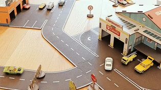 Fast wie in der Realität: Das Spielzeugstrassensystem «My Roads» aus Holz mit Auto-Werkstatt (links), Kreisverkehr (oben) und Supermarkt. 