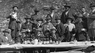 Trinkfeste Herrschaften mit Dame: Mitglieder der Thurgauer Sektion Bodan des Schweizer Alpen-Clubs SAC feiern 1913 die Einweihung ihrer Valser Läntahütte – ein Bild aus dem neuen DRG-Doppelfaszikel.